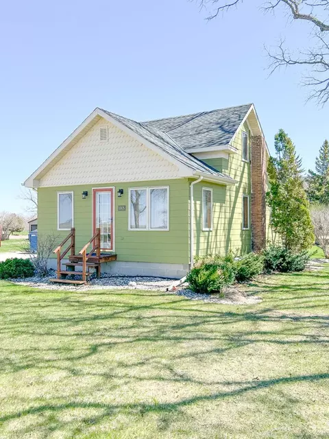 1005 N Main St, Winthrop, MN 55396