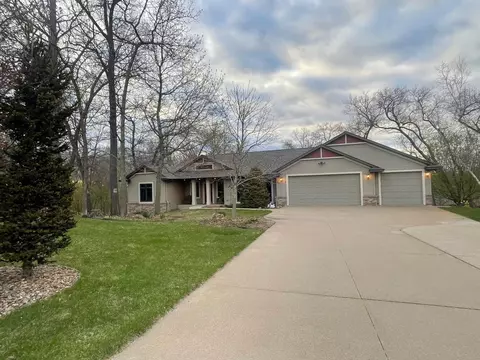 1784 Crescent Hills Dr, La Crescent, MN 55947