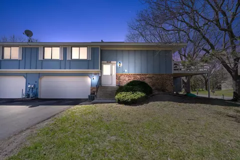6879 Stratford Rd, Woodbury, MN 55125
