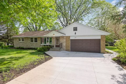 2430 Arona St, Roseville, MN 55113