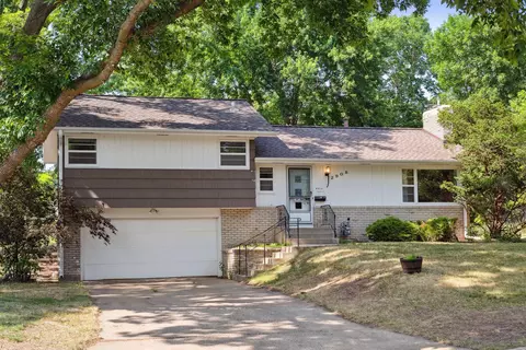 2908 W 93rd St, Bloomington, MN 55431