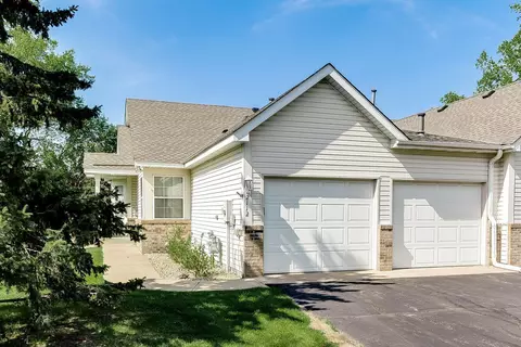 2112 Albemarle Ct N, Roseville, MN 55113