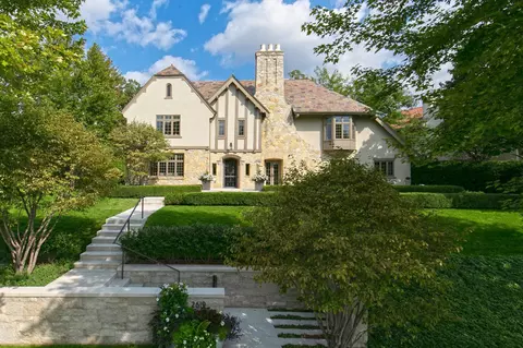 2619 E Lake Of The Isles Pkwy, Minneapolis, MN 55408