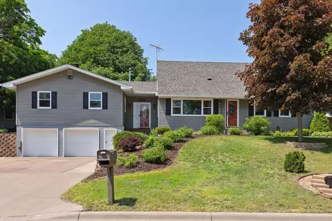 2205 Prosperity Rd, Maplewood, MN 55109