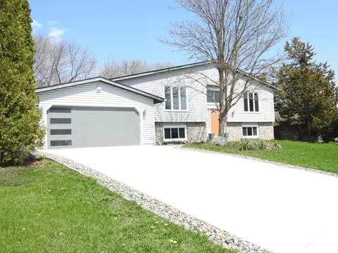 2880 Kent St, Roseville, MN 55113