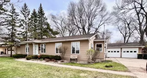 715 Lakeland Dr SE, Willmar, MN 56201