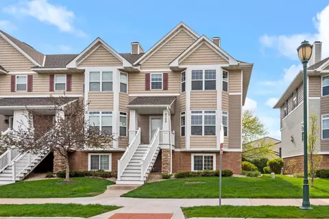 2789 Arona St, Roseville, MN 55113