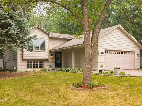 9202 Sycamore Ln N, Maple Grove, MN 55369