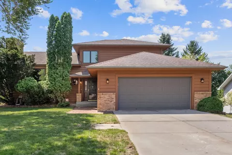 380 Sandhurst Cir, Roseville, MN 55113