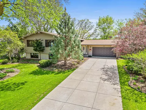 440 Woodhill Dr, Roseville, MN 55113