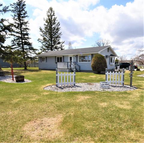 401 Dale Ave SW, Warroad, MN 56763