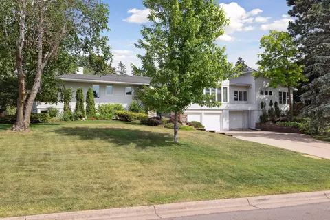 300 Westwood Dr N, Golden Valley, MN 55422