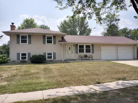 916 Cortland Dr S, Apple Valley, MN 55124