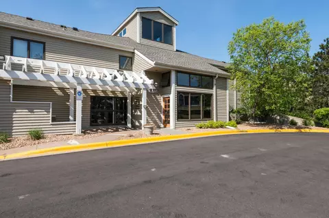 1372 Carling Dr #215, Saint Paul, MN 55108