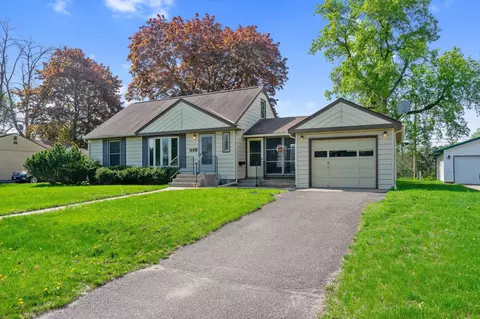 946 Lovell Ave W, Roseville, MN 55113