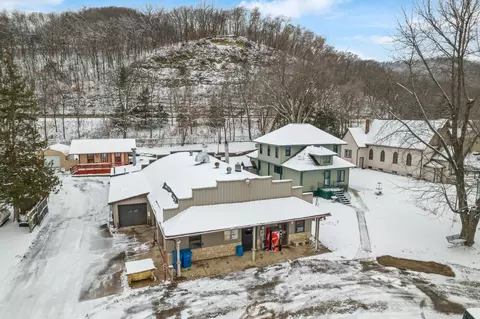 46855 Riverview Dr, La Crescent, MN 55947