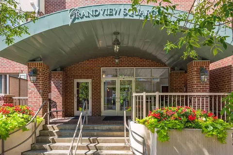 5250 Grandview Sq #2411, Edina, MN 55436