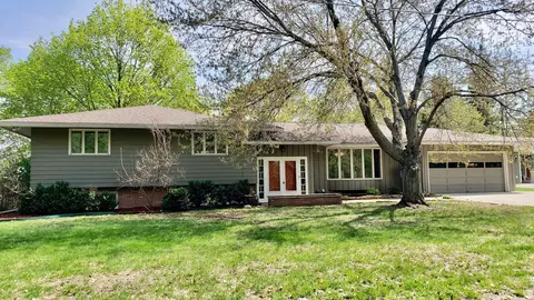 211 E Skyline Ct, Skyline, MN 56001