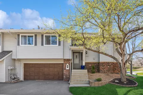 1039 Aston Cir, Burnsville, MN 55337