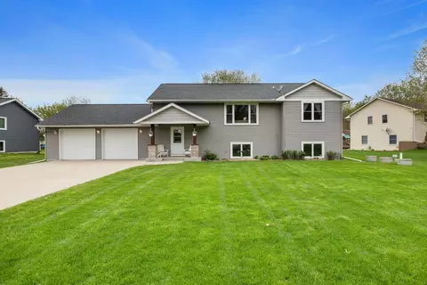 58 E Wood Ridge Dr, River Falls, WI 54022