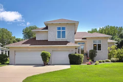 5586 Cottonwood Ct, Shoreview, MN 55126
