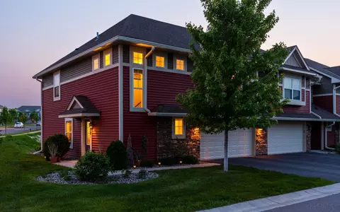 9876 5th Street Ln N, Lake Elmo, MN 55042