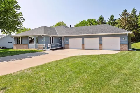 2559 Nemitz Ave E, Maplewood, MN 55119