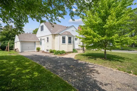 1645 Grotto St N, Saint Paul, MN 55117