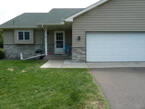 7943 15th St N, Oakdale, MN 55128