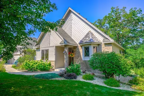 2112 Great Oaks Dr, Burnsville, MN 55337