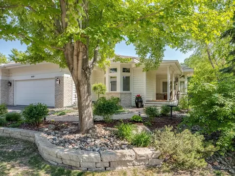 8919 Garland Ct, Eden Prairie, MN 55347