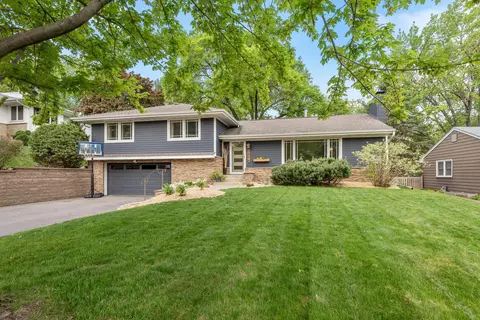 2475 Chatsworth St N, Roseville, MN 55113