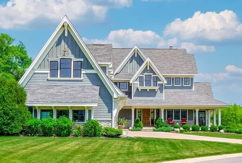 11 Crescent Ln, North Oaks, MN 55127