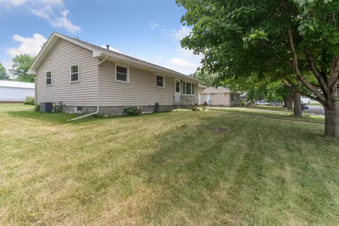 416 10th St, Gaylord, MN 55334