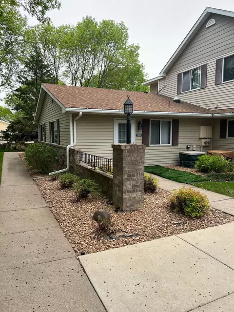7664 13th St N, Oakdale, MN 55128