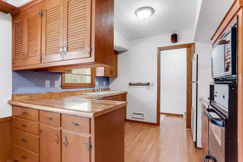 9424 Thomas Rd, Bloomington, MN 55431 photo 7