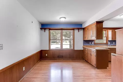 9424 Thomas Rd, Bloomington, MN 55431 photo 5