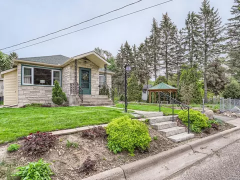 561 Glenbrook Ave N, Oakdale, MN 55128