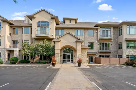 555 Oak Ridge Pl #260, Hopkins, MN 55305
