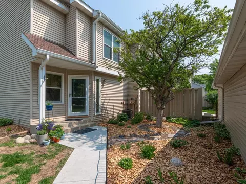 10296 Arrowwood Dr, Eden Prairie, MN 55347