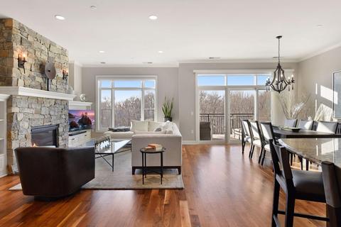 935 Lake St E #303, Wayzata, MN 55391