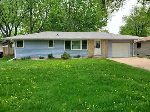 2692 Galtier St, Roseville, MN 55113