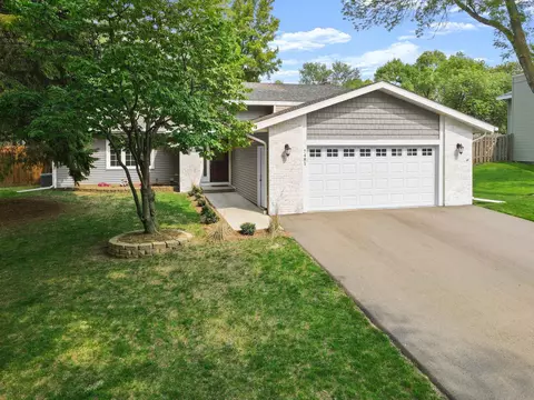 7481 Saratoga Dr, Chanhassen, MN 55317