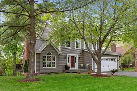 8910 Pine Bluff Ct, Eden Prairie, MN 55347