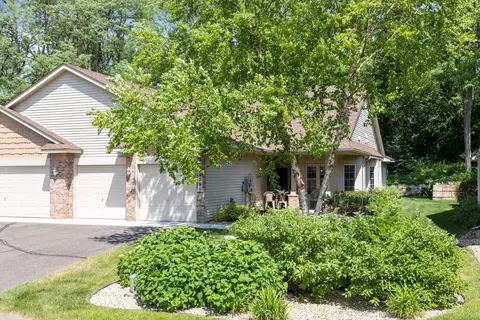 390 Summer Ln, Maplewood, MN 55117