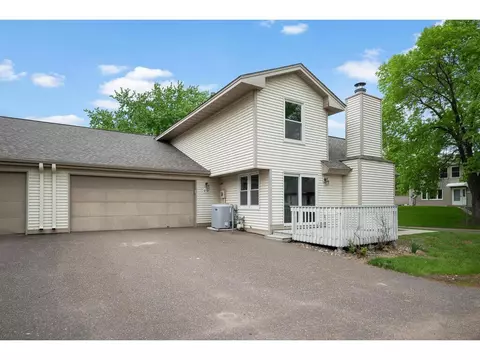 6730 Gretchen Ct N, Oakdale, MN 55128