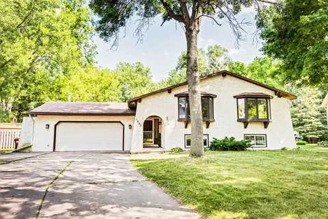 1992 Stanich Ct, Maplewood, MN 55109