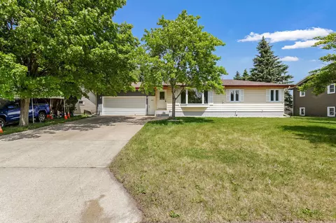 404 Meadow Lark Ln, Dodge Center, MN 55927