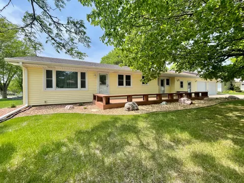 201 Pleasant St, Lakefield, MN 56150