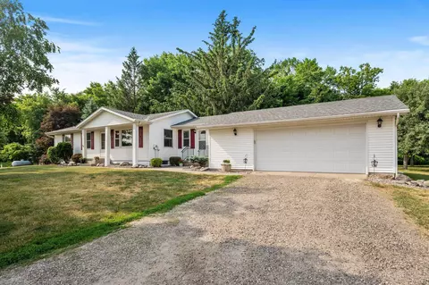 5147 Peterson Trl NE, Cambridge, MN 55008